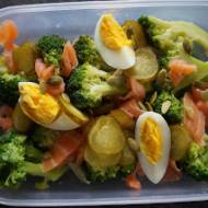 Sałatka z łososiem i brokułem – dietetyczne śniadanie do pudełka
