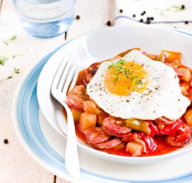 Hiszpańskie „leczo” z chorizo i ziemniakami