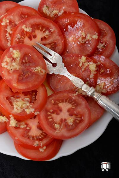 Sałatka pomidorowa. Z czosnkowo – imbirowym dressingiem.
