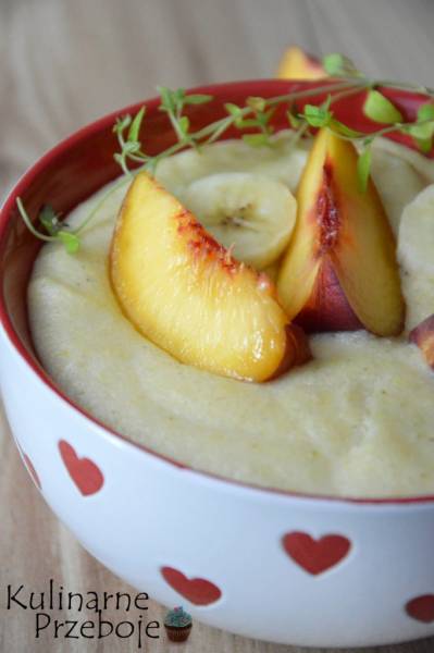 Budyń jaglany z bananem i brzoskwiniami