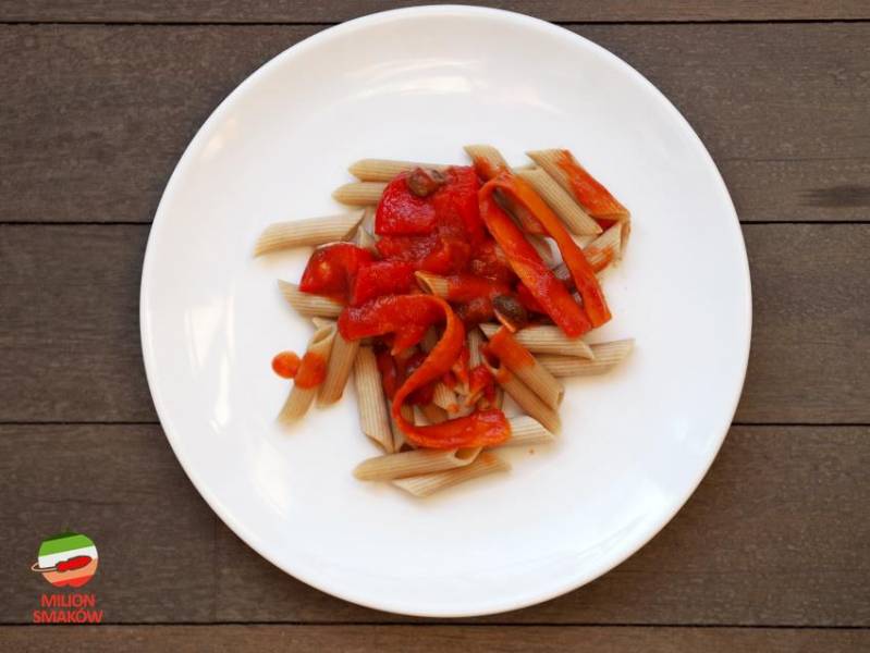 Makaron z sosem pomidorowym, kaparami, papryką i wstążkami marchewki