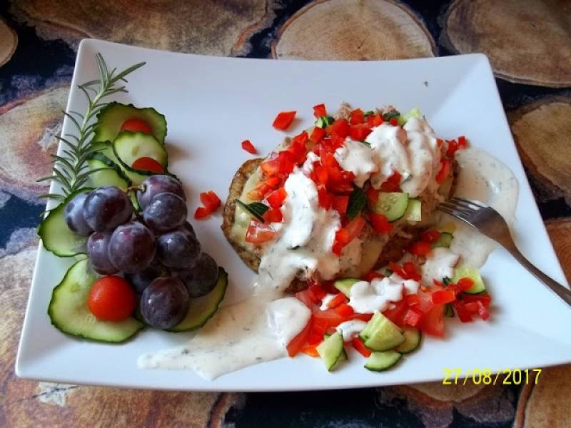 Placki ziemniaczano-gryczane z tuńczykiem i warzywami