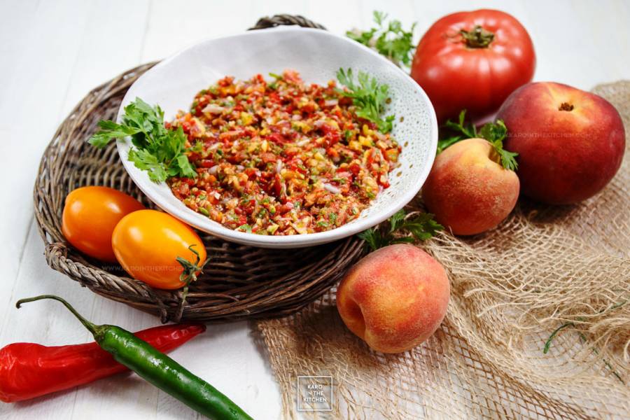 Marynowana letnia salsa z pomidorów, papryki i brzoskwiń