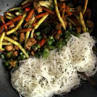 Makaron ryżowy z warzywami z woka