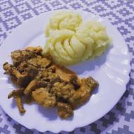 Polędwiczki wieprzowe w sosie kurkowym z ziemniakami