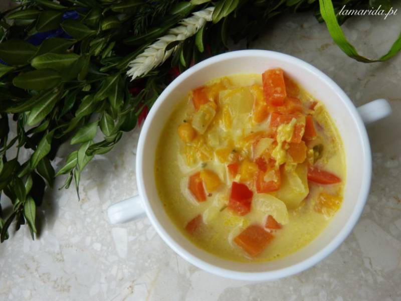 Zupa curry z dynią i papryką