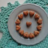 Kokosowo-orzechowe pralinki-serca z kawałkami czekolady