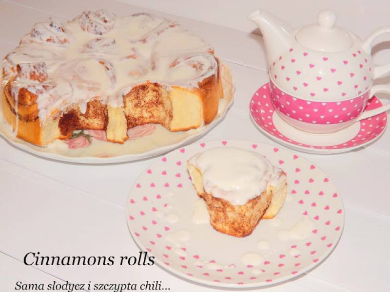Cinnamons rolls z sosem śmietanowo - waniliowym.