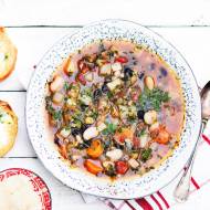 Minestrone -włoska zupa z kapustą i fasolą