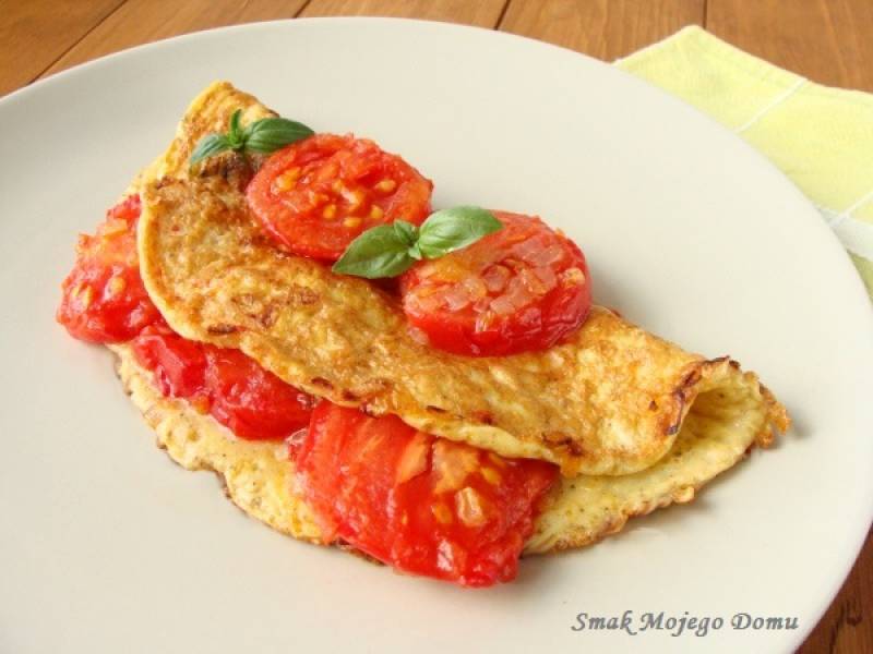Omlet z cebulką i świeżymi pomidorami