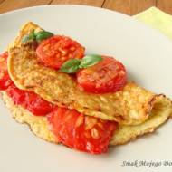 Omlet z cebulką i świeżymi pomidorami
