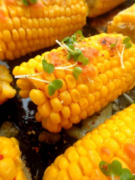Zapiekane kolby kukurydzy, pomysł na smaczną kolację.