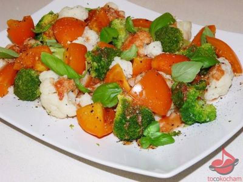Sałatka z brokuła, kalafiora i pomidorów – dieta dr Dąbrowskiej