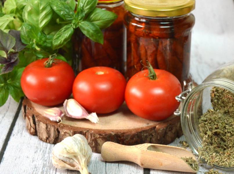 Domowe, suszone pomidory w oliwie