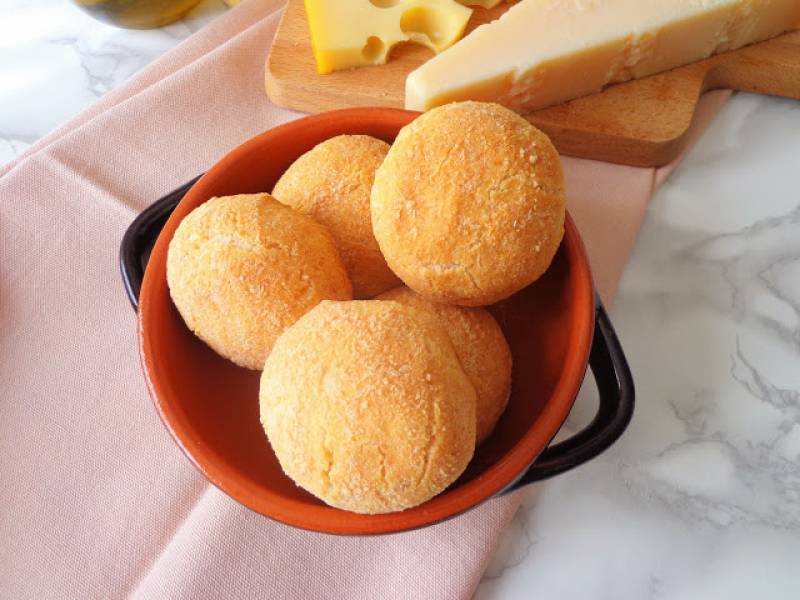 Z cyklu: Domowe pieczywo - Serowe bułeczki z tapioki, bez glutenu (Panini al tapioca, senza glutine)