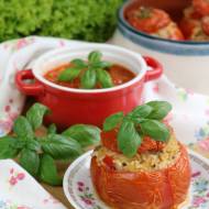 Pomidory faszerowane ryżem z bazylią i rozmarynem, z dodatkiem sosu z kawałków pomidora