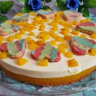 Kolorowe ciasto z brzoskwiniową masą