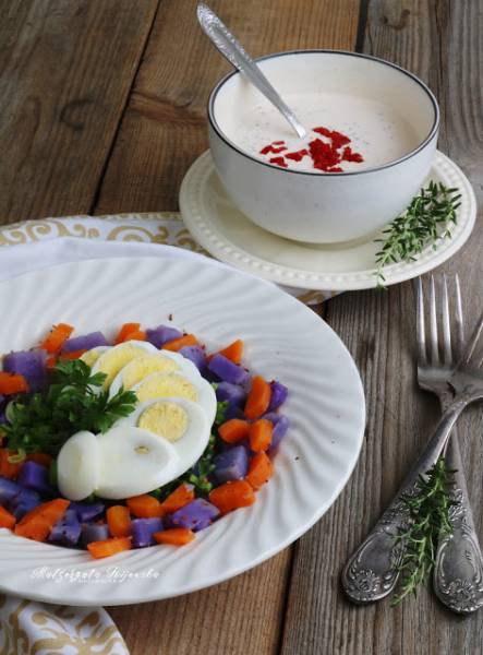 Szybka sałatka z fioletowymi ziemniakami, marchewką i jajkiem, z dodatkiem sosu musztardowego