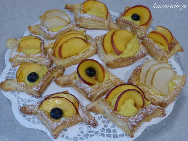 Ciastka francuskie z kremem i owocami