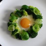 Jajka sadzone z brokułami i brukselką