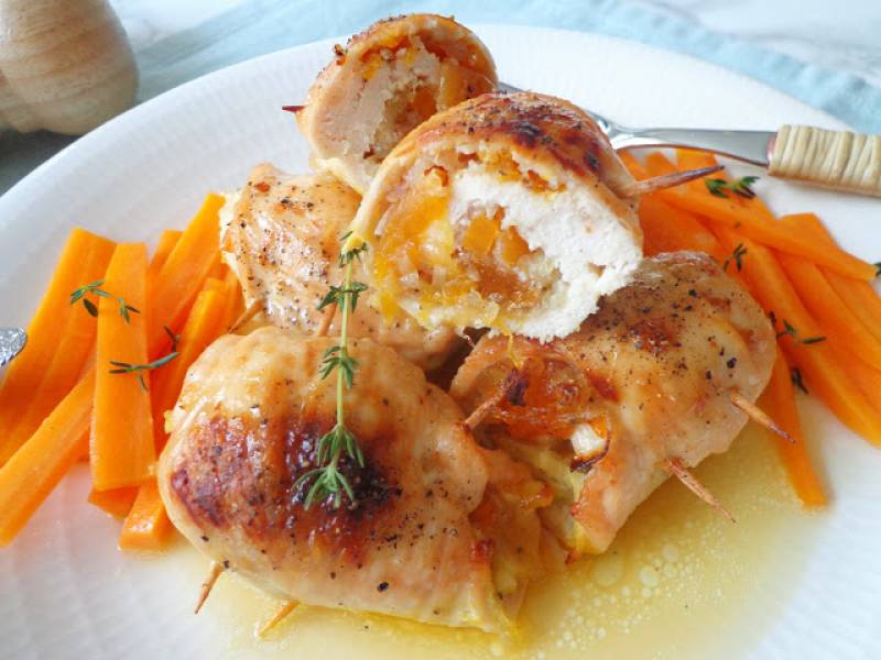 Pieczone roladki z piersi z kurczaka z jabłkami i suszonymi morelami (Involtini di pollo con carote e albicocche secche al forno