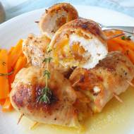 Pieczone roladki z piersi z kurczaka z jabłkami i suszonymi morelami (Involtini di pollo con carote e albicocche secche al forno