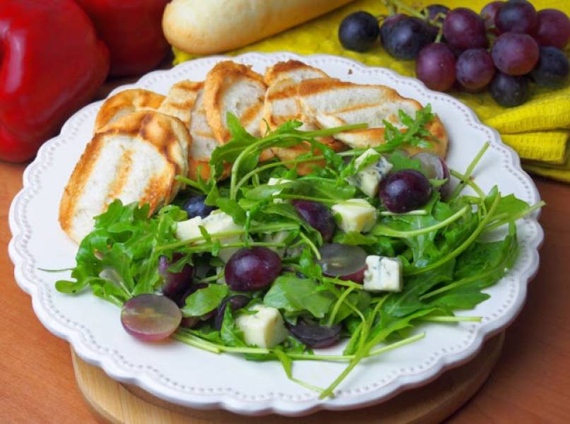 Sałatka z rukolą, winogronem i serem gorgonzola