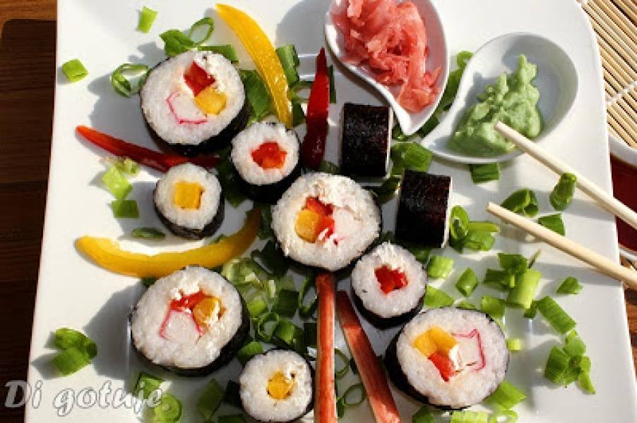 Sushi maki z papryką i paluszkami surimi (sushi dla początkujących)