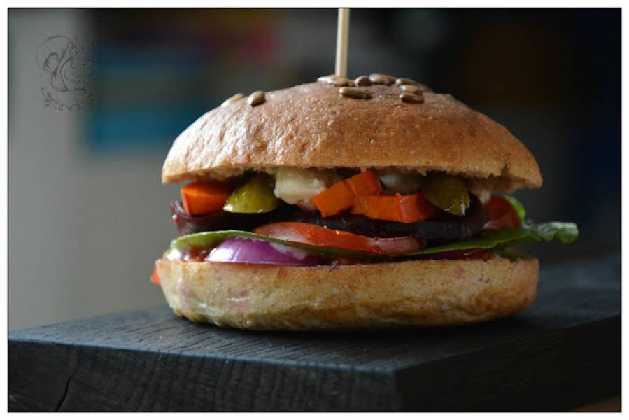 Warzywny burger w orkiszowej, razowej bułce
