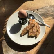 jajka na miękko, z grzankowymi paluszkami z anchovies