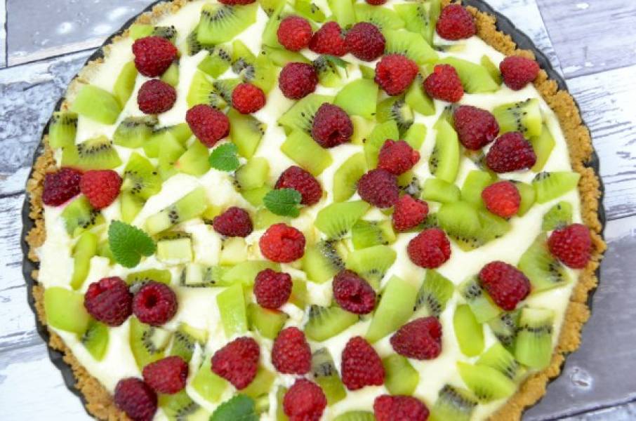 Tarta z budyniem, kiwi i malinami + film