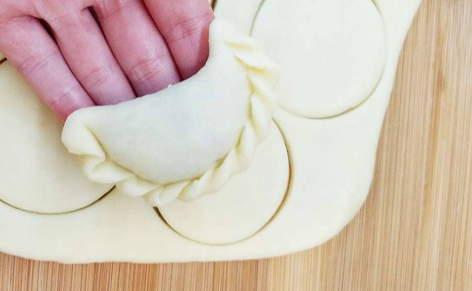 Jak zrobić ciasto na pierogi z masłem i jajkiem