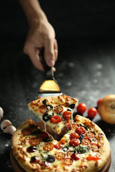 Lekka alternatywa dla tłustych dodatków na pizzy? Zobacz propozycje.