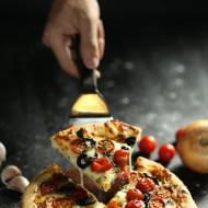Lekka alternatywa dla tłustych dodatków na pizzy? Zobacz propozycje.