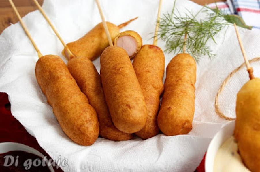 Corn dogi (parówki w cieście kukurydzianym w stylu amerykańskim)