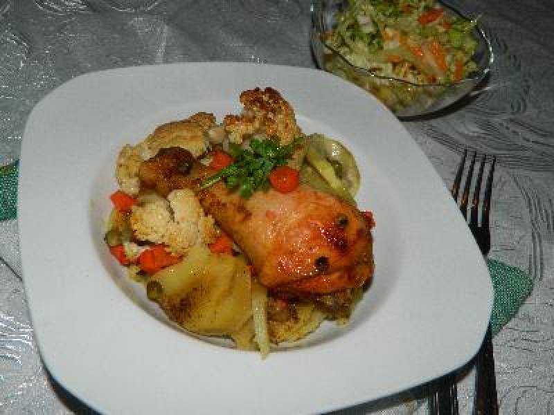 Pałki z kurczaka dobrze przyprawione zapiekane z warzywami