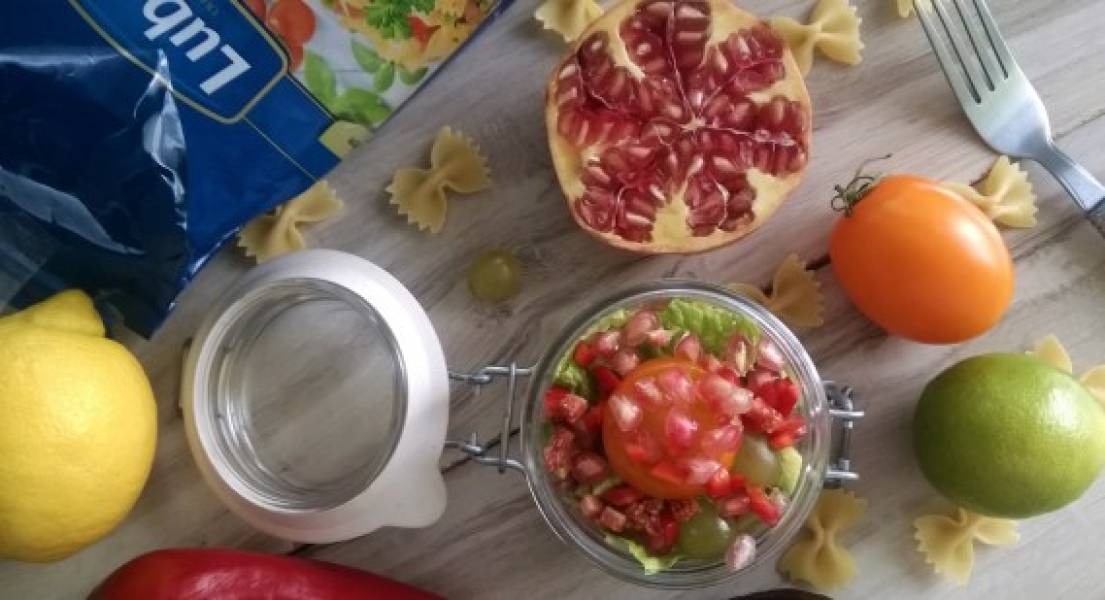 Sałatka słoikowa z makaronem, mango, granatem i szynką parmeńską