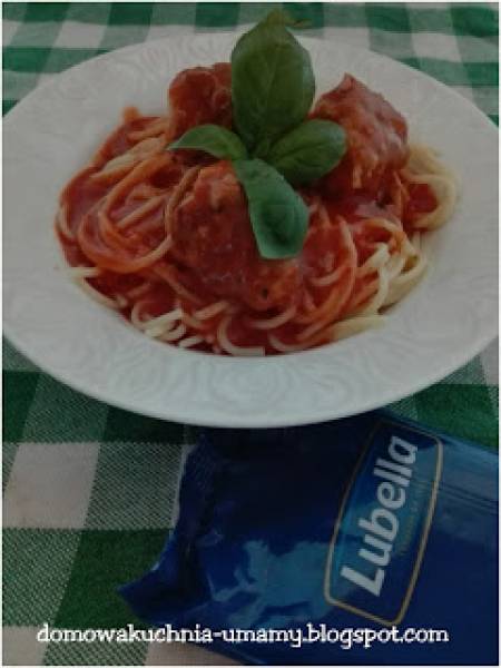 Makaron spaghetti w sosie pomidorowym z pulpetami