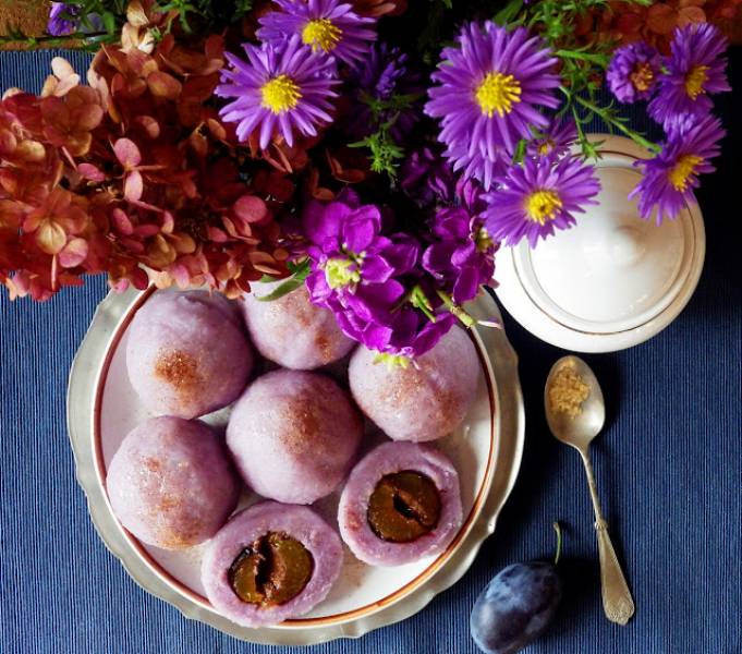 Bezglutenowe knedle z fioletowych ziemniaków ze śliwkami i cynamonem