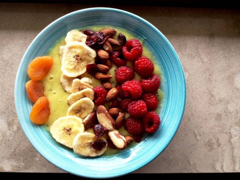 Smoothie bowl z mango i kiwi