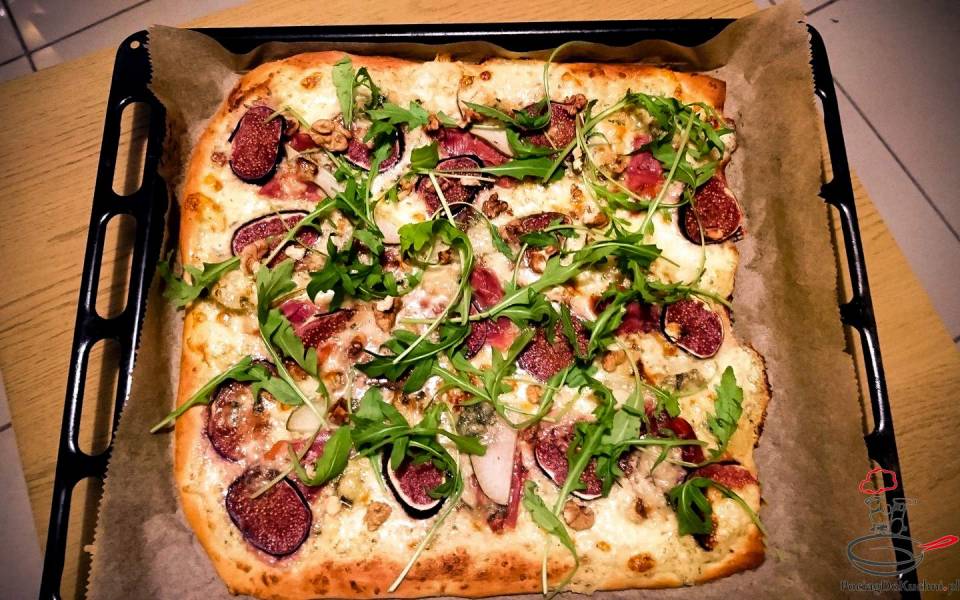 Prawdziwa włoska pizza z szynką włoską, figami, gorgonzolą i rukolą