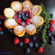 Placuszki biszkoptowe z owocami i cukrem pudrem