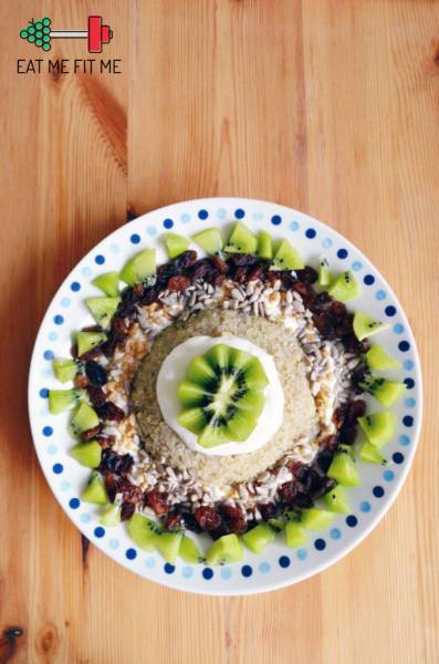 Śniadanie biegaczki, czyli komosa ryżowa (Quinoa) z kiwi, rodzynkami i orzechami