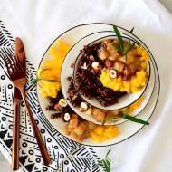 Makaron czekoladowy z duszonymi gruszkami w maśle orzechowym, salsą mango i orzechami laskowymi
