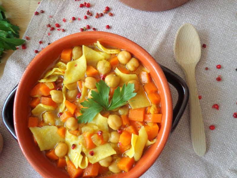 Rozgrzewająca zupa z ciecierzycą, łazankami i kurkumą (Minestra di pasta, ceci e curcuma)