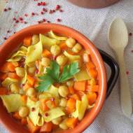 Rozgrzewająca zupa z ciecierzycą, łazankami i kurkumą (Minestra di pasta, ceci e curcuma)