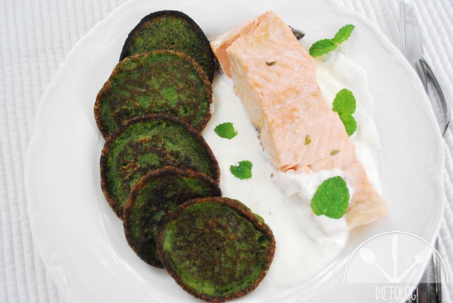 Filet z łososia na parze z zielonymi plackami szpinakowymi i miętowym sosem