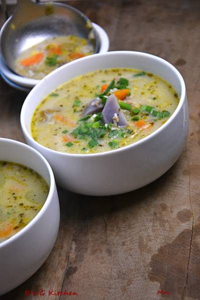 Zupa jarzynowa z mięsem, ryżem i ziemniakami