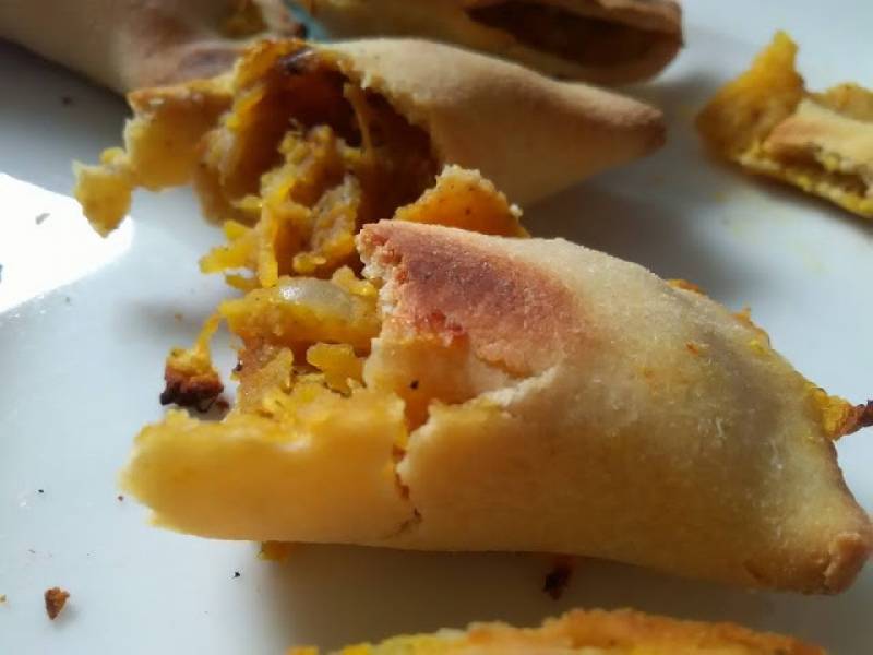 Pierogi z piekarnika z mąki grochowej z soczewicą i dynią makaronową