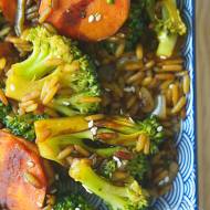 Szybki ryż z brokułami i marchewką